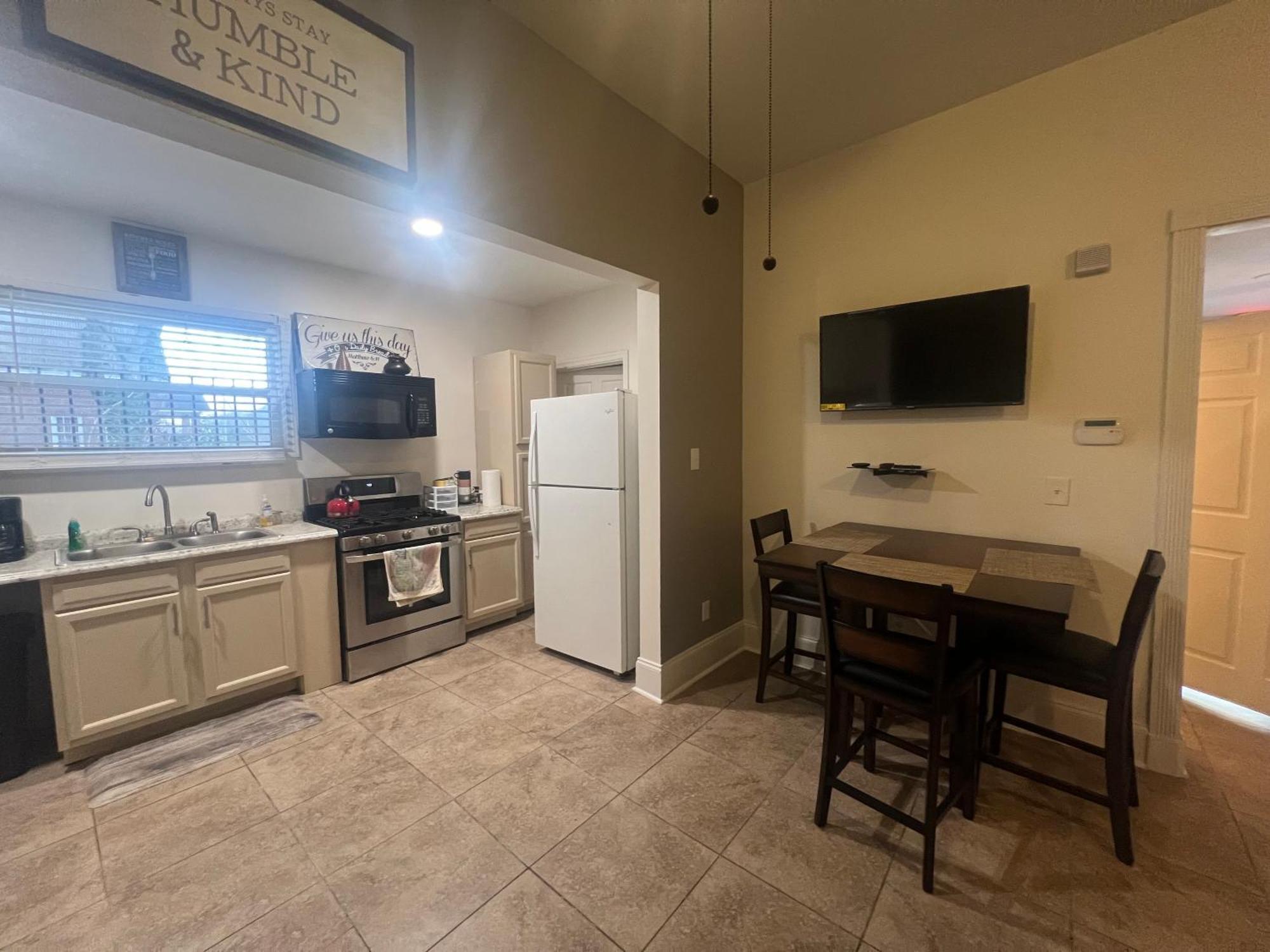 3 Miles To Downtown Guest house